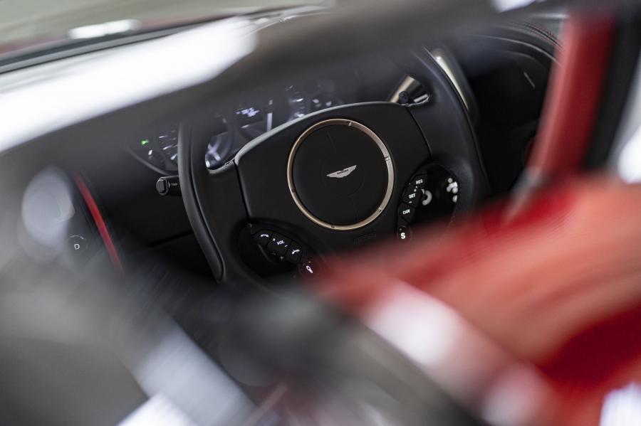Детали интерьера Aston Martin Vanquish Zagato Shooting Brake 2018 года  (UK) (фото 48 из 76)